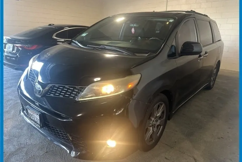 2018 Toyota Sienna SE Premium photo 1