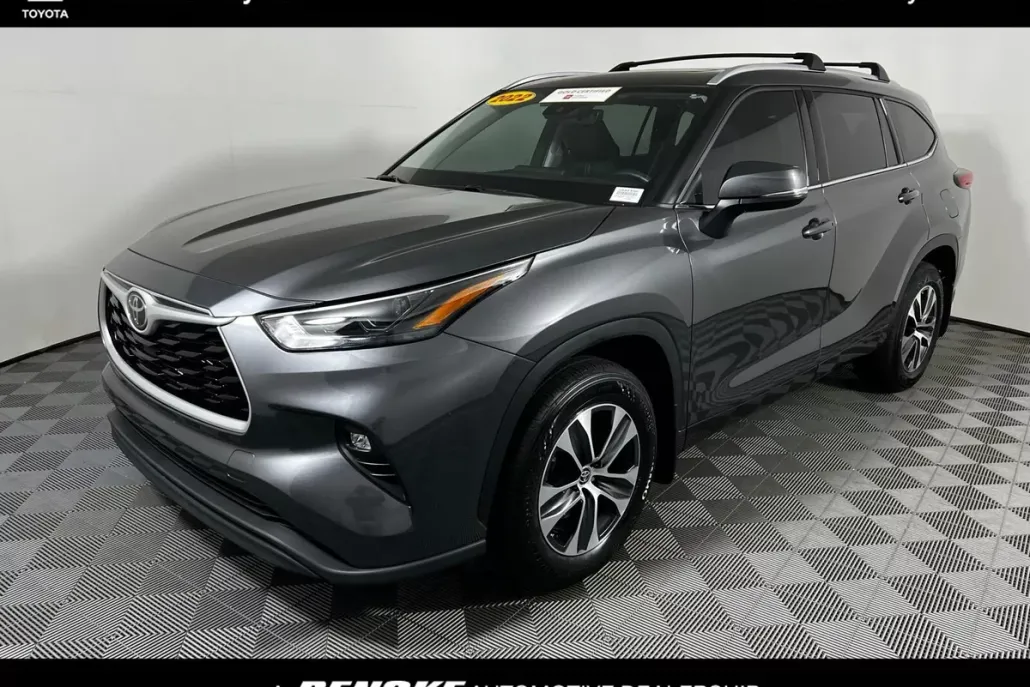 2022 Toyota Highlander XLE photo 1