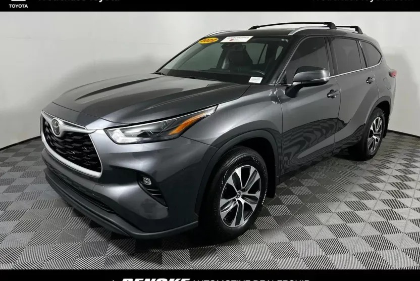 2022 Toyota Highlander XLE photo 1