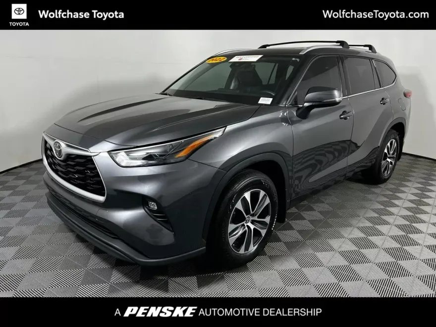 2022 Toyota Highlander XLE photo 1