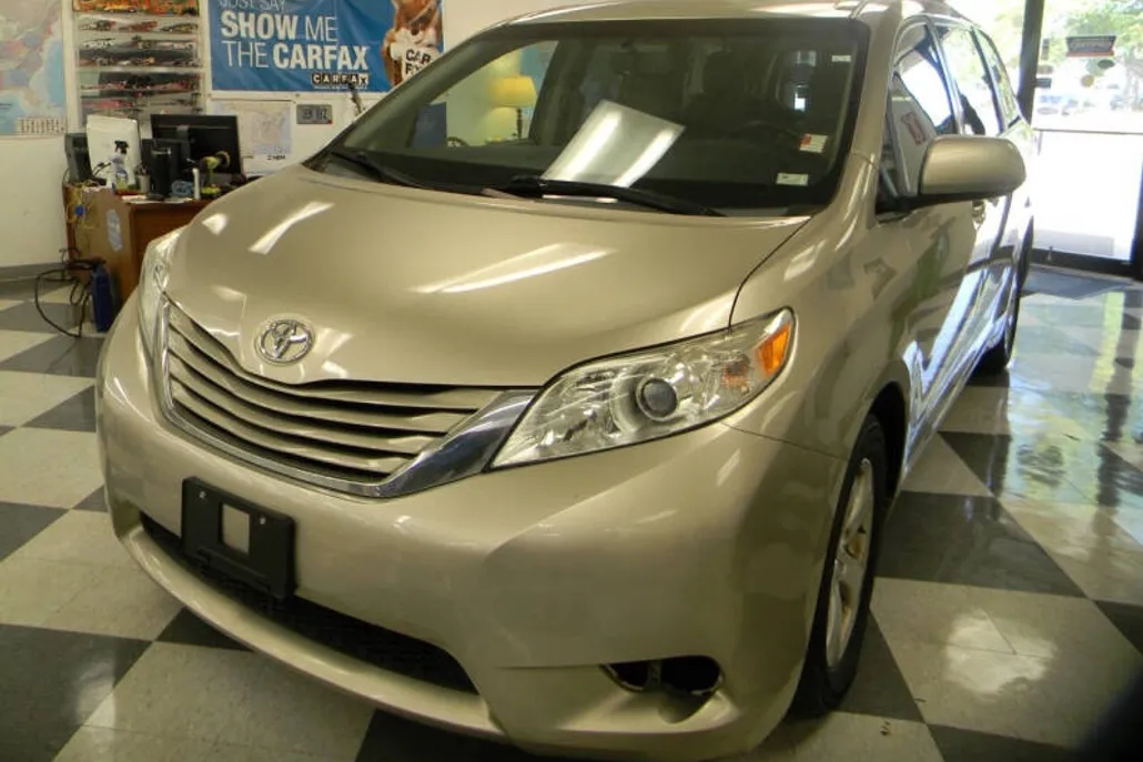 2015 Toyota Sienna LE photo 1