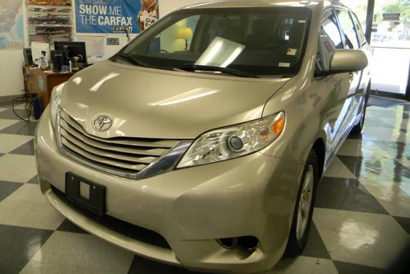 2015 Toyota Sienna LE photo 1