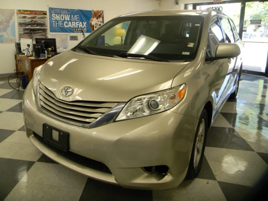 2015 Toyota Sienna LE photo 1