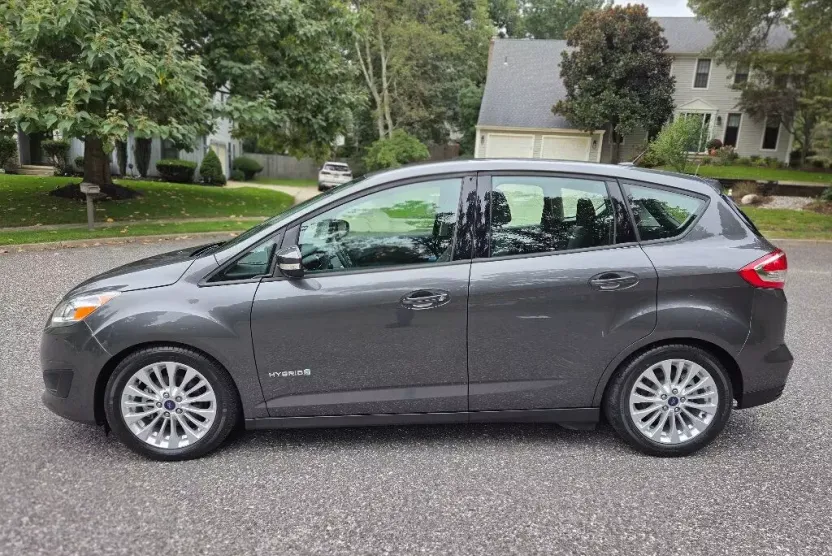 2017 Ford C-Max SE Hybrid photo 1
