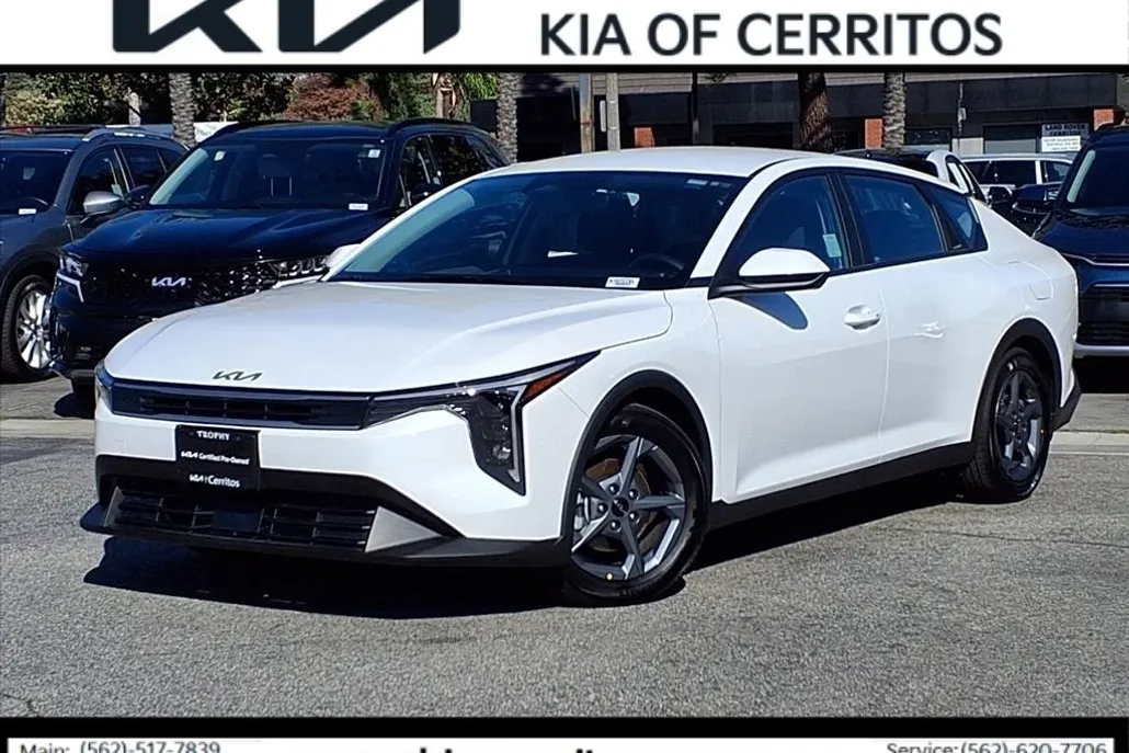 2025 Kia K4 LXS photo 1