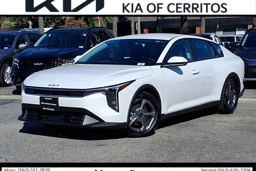 2025 Kia K4 LXS photo 1