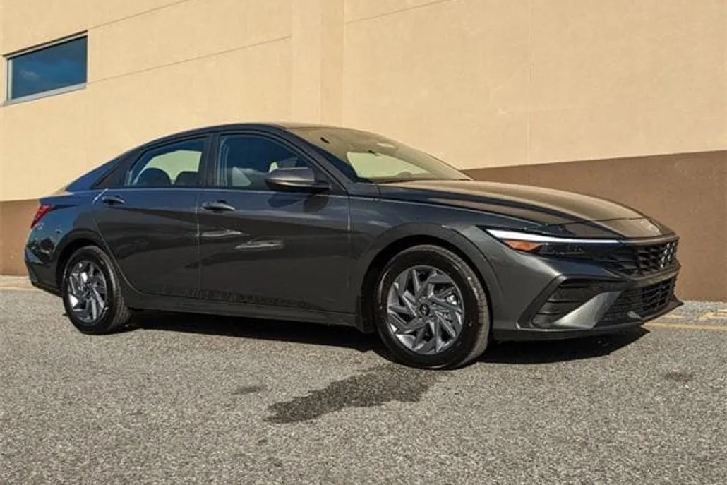 2025 Hyundai Elantra SEL Convenience photo 1