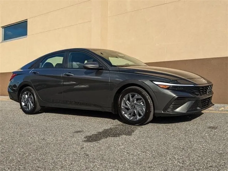 2025 Hyundai Elantra SEL Convenience photo 1