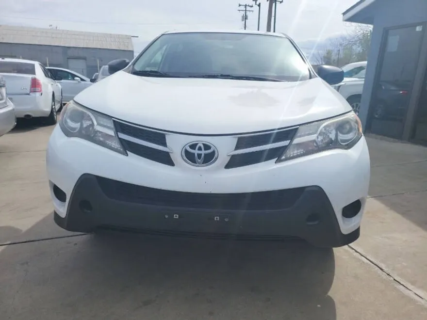 2015 Toyota RAV4 LE photo 1