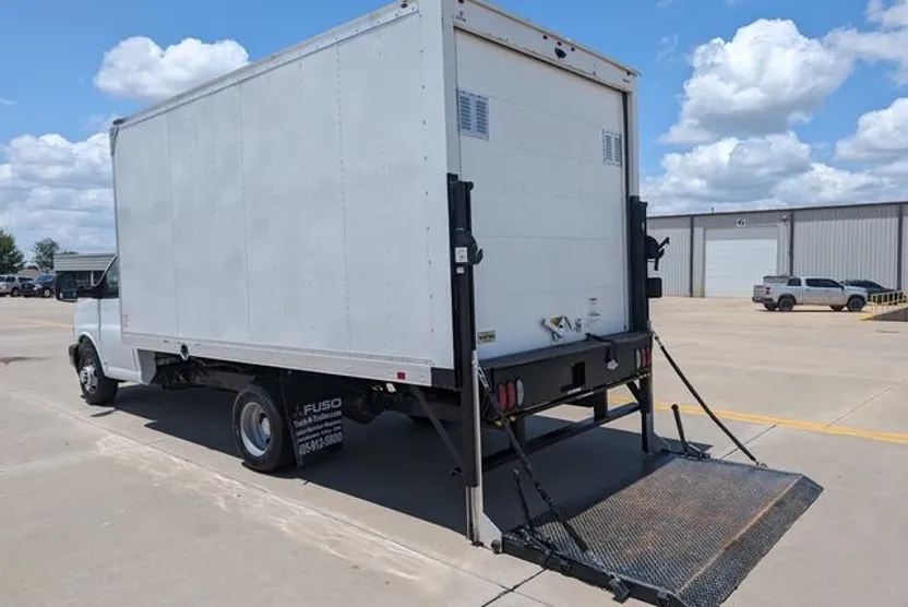 2020 Chevrolet Express 3500 Van Cutaway photo 1