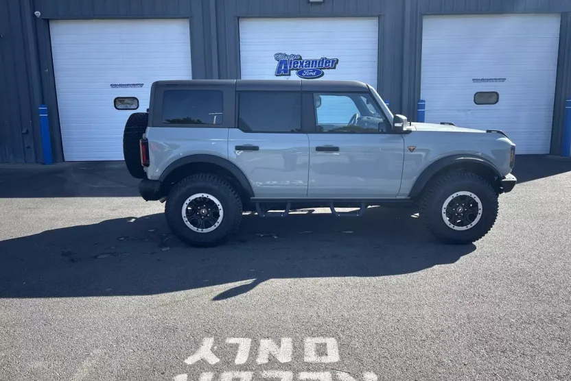 2024 Ford Bronco Badlands photo 1