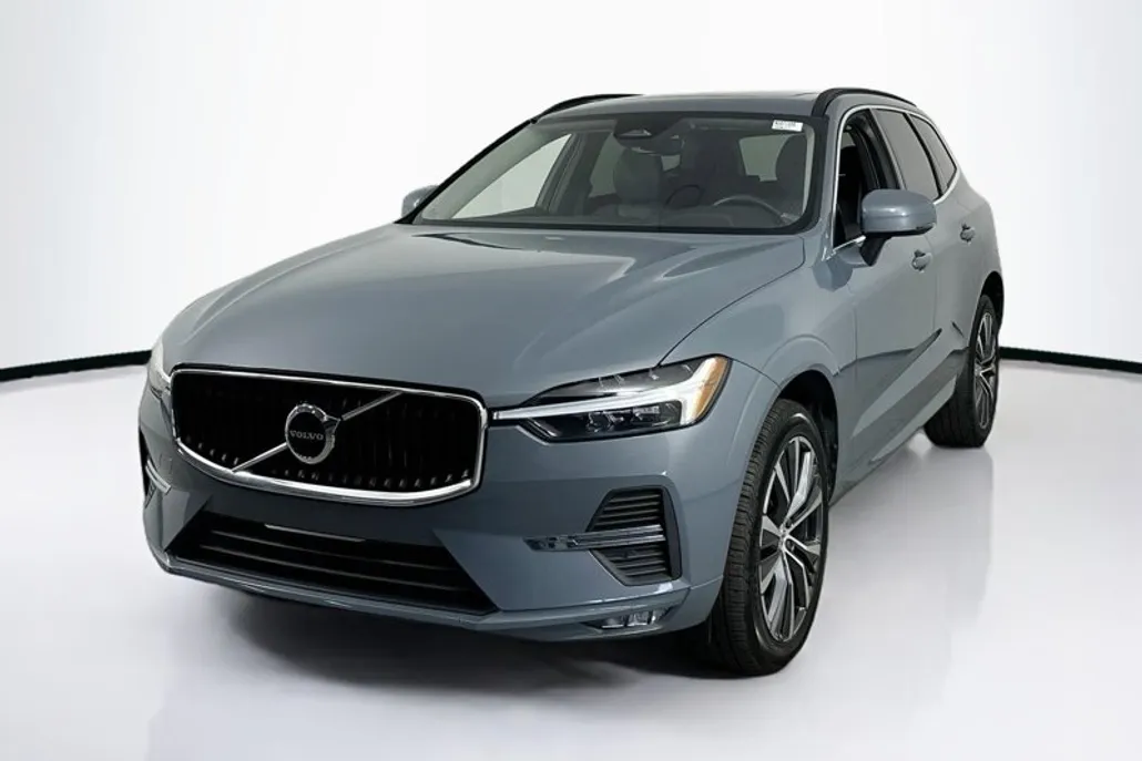 2022 Volvo XC60 Momentum photo 1