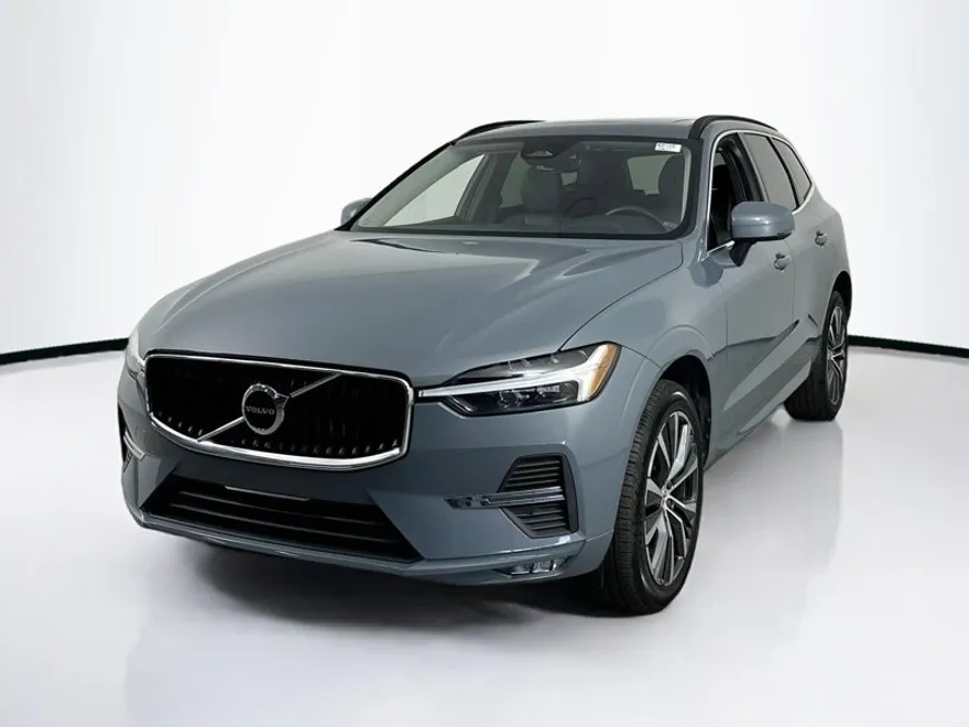 2022 Volvo XC60 Momentum photo 1