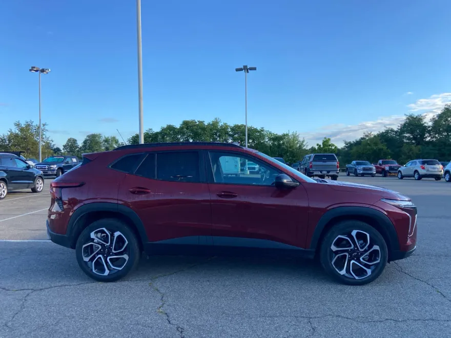 2024 Chevrolet Trax photo 1