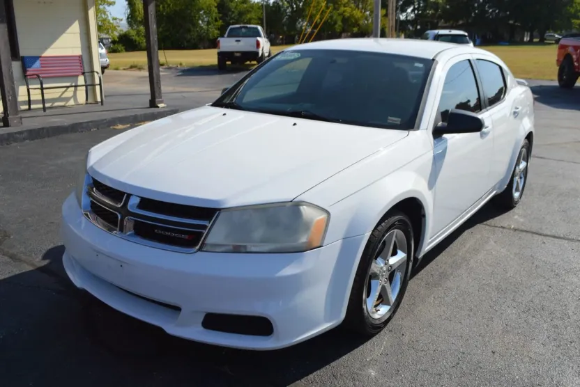 2012 Dodge Avenger SE photo 1