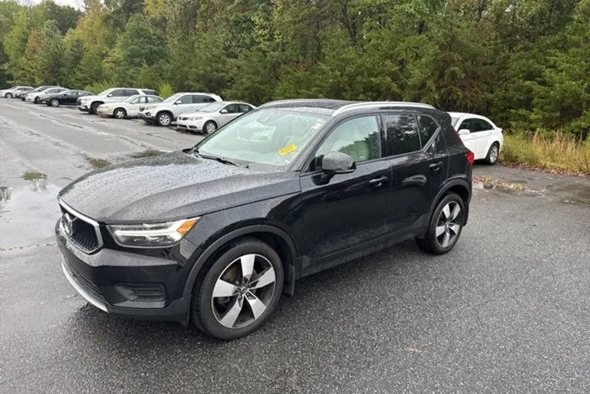 2020 Volvo XC40 T5 Momentum photo 1