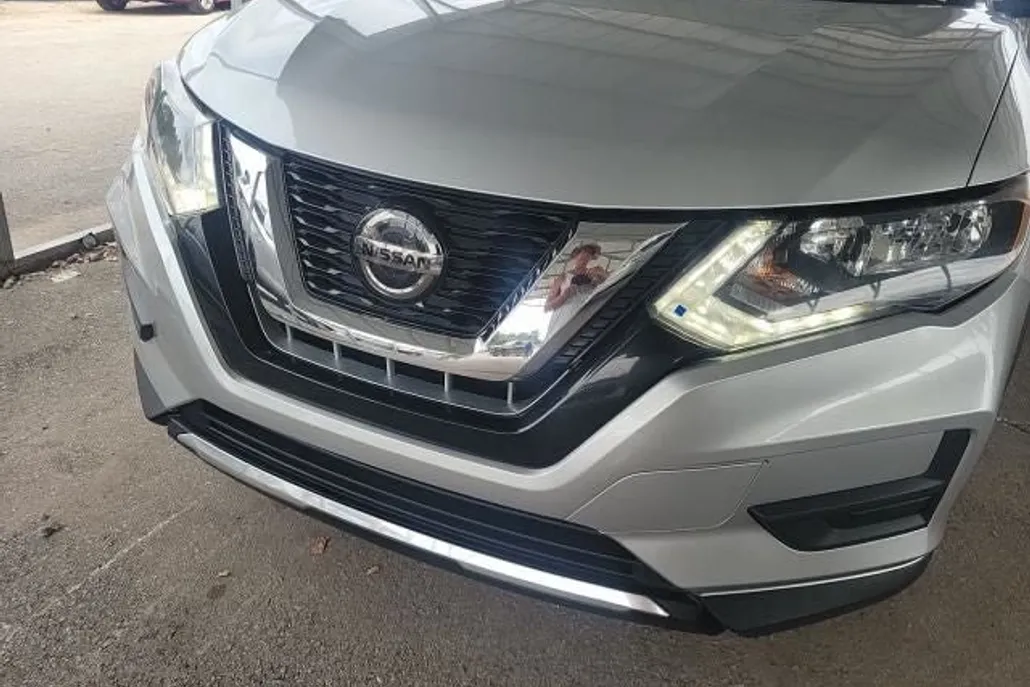 2020 Nissan Rogue SV photo 1