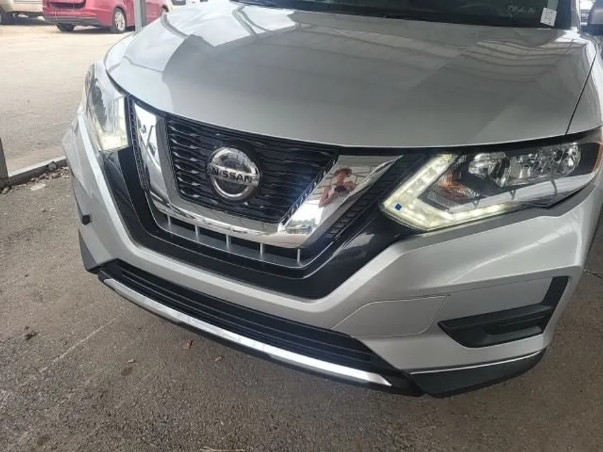 2020 Nissan Rogue SV photo 1