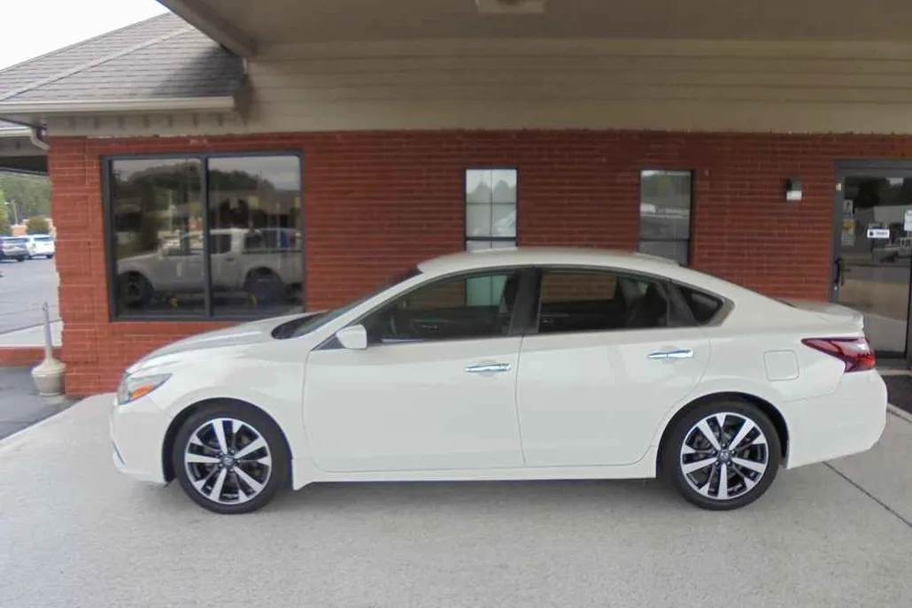2017 Nissan Altima 2.5 SR photo 1
