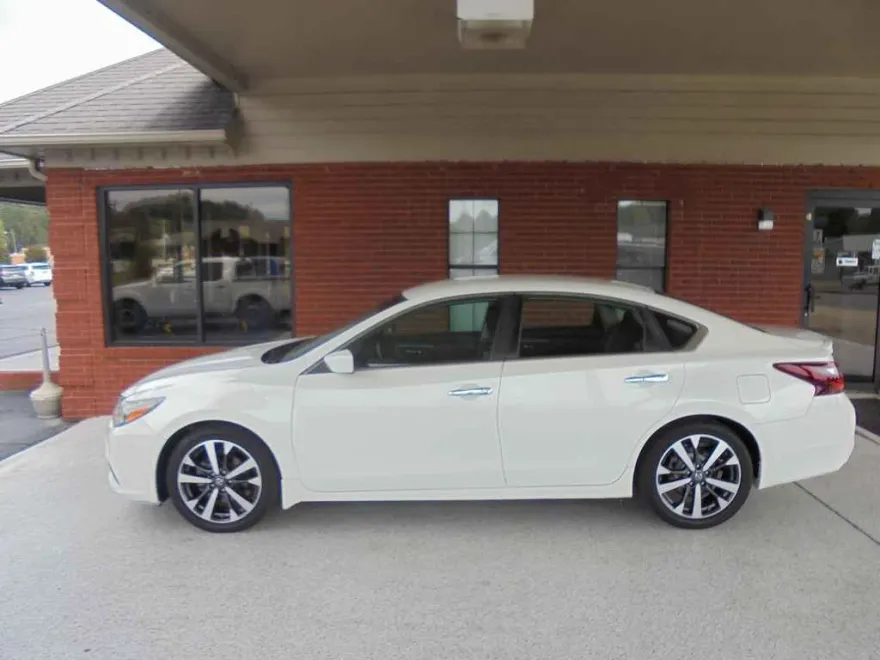 2017 Nissan Altima 2.5 SR photo 1