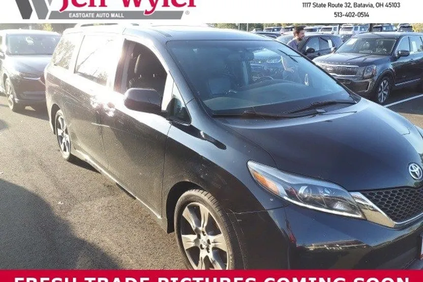 2017 Toyota Sienna SE photo 1