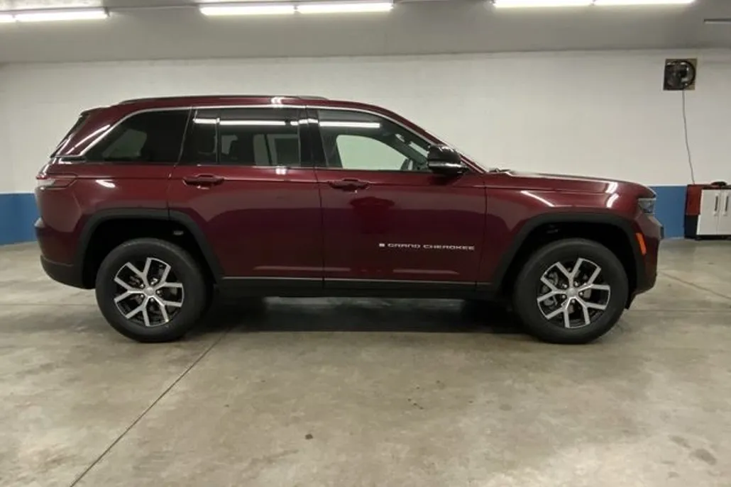 2025 Jeep Grand Cherokee Limited photo 1