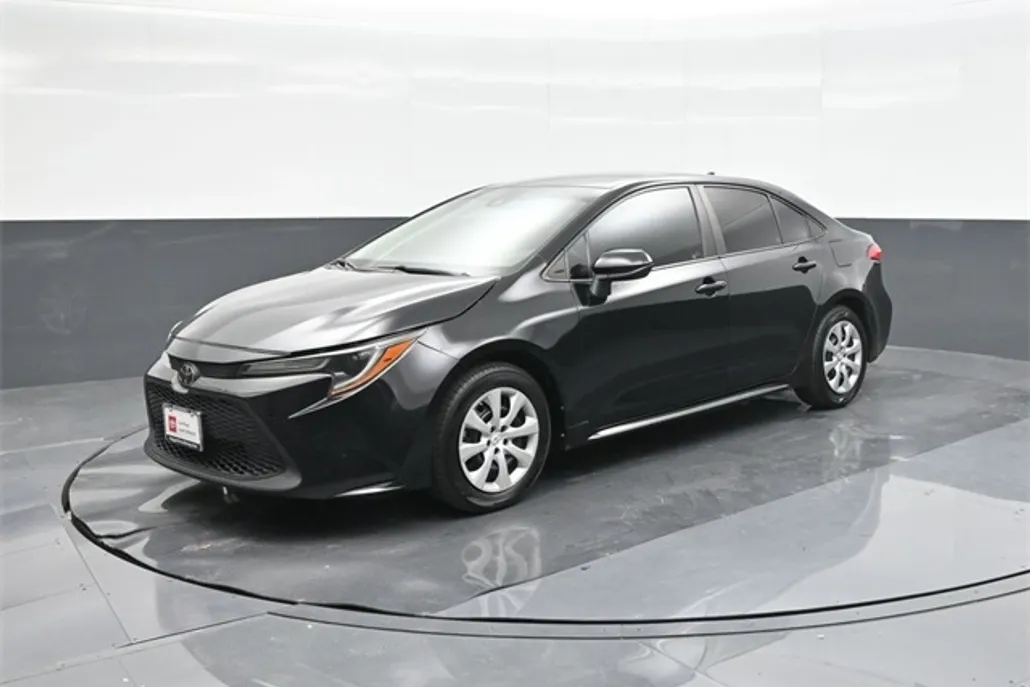 2021 Toyota Corolla LE photo 1