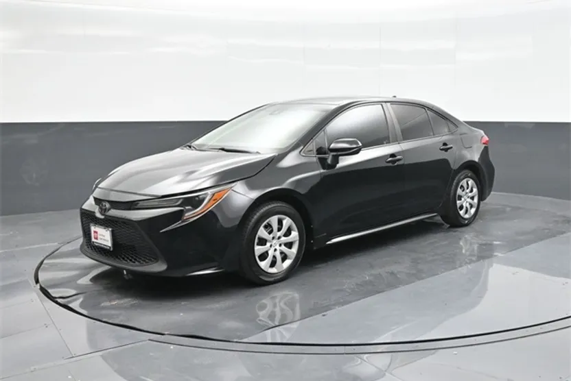 2021 Toyota Corolla LE photo 1