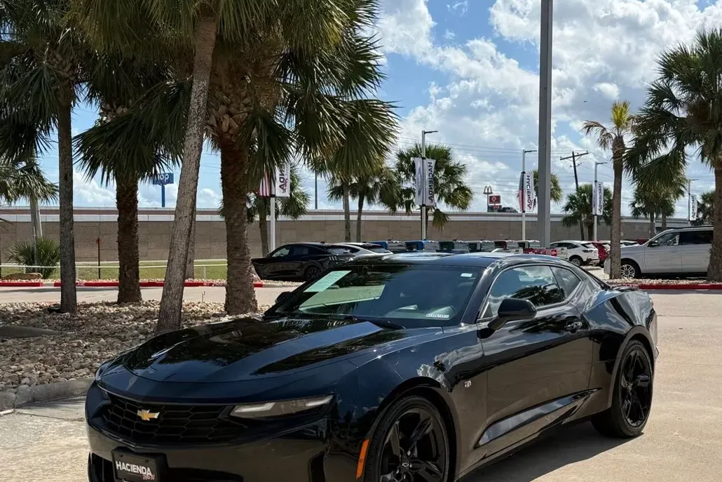 2022 Chevrolet Camaro 1LT photo 1