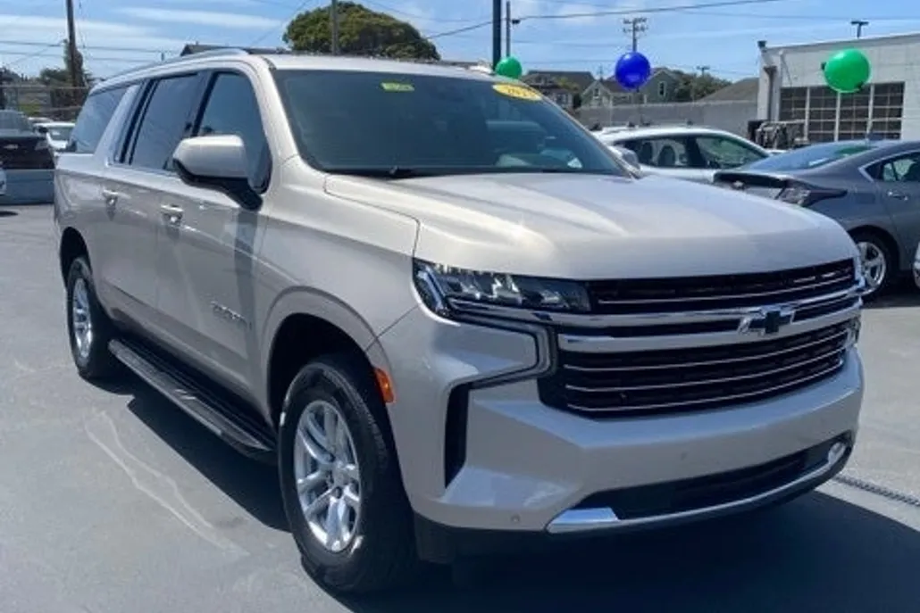 2023 Chevrolet Suburban LT photo 1