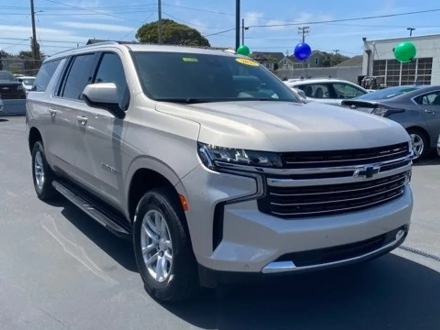 2023 Chevrolet Suburban LT photo 1