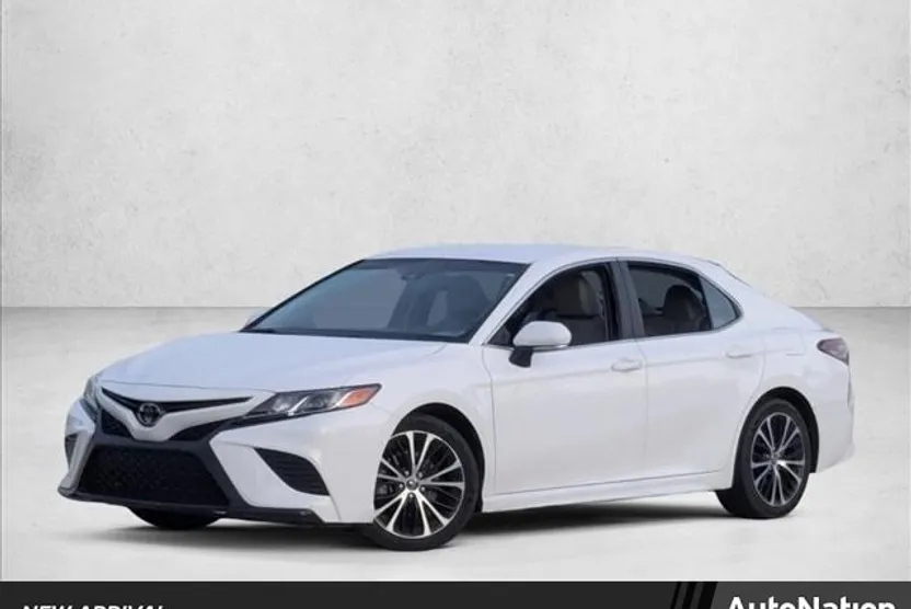 2018 Toyota Camry SE photo 1