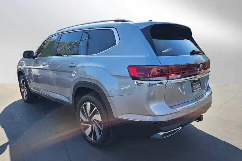 2025 Volkswagen Atlas SEL photo 3