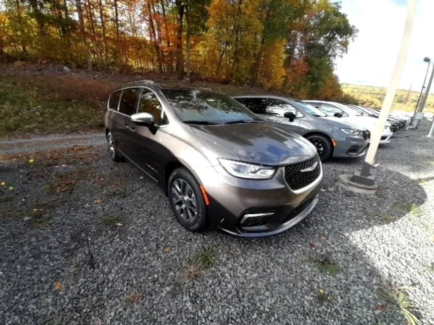 2023 Chrysler Pacifica Hybrid Pinnacle photo 1