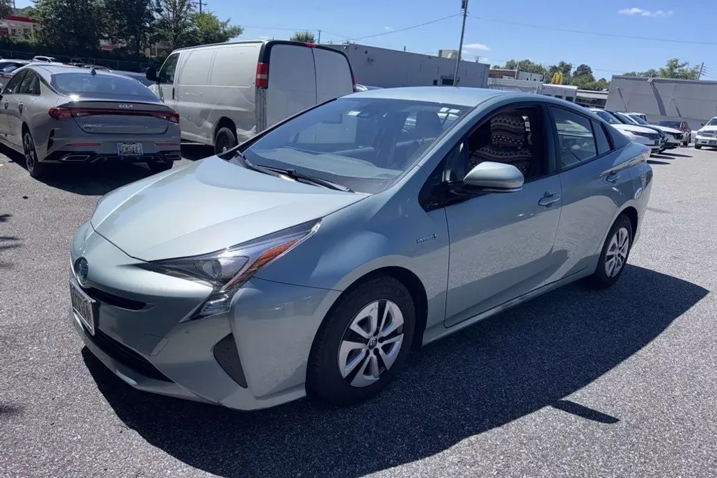 2017 Toyota Prius Four photo 1