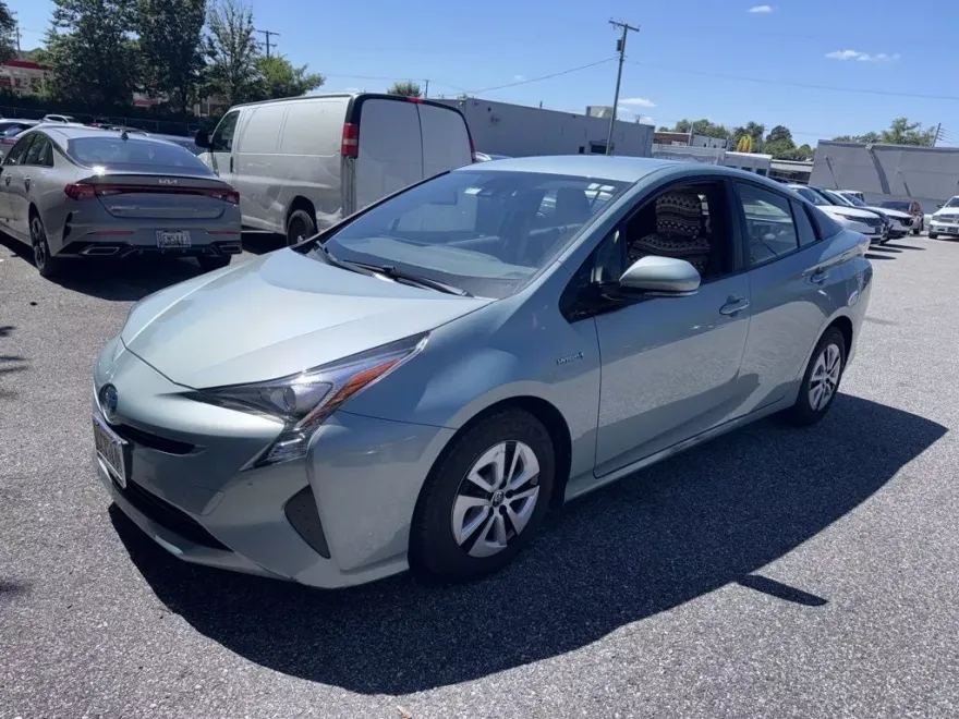 2017 Toyota Prius Four photo 1