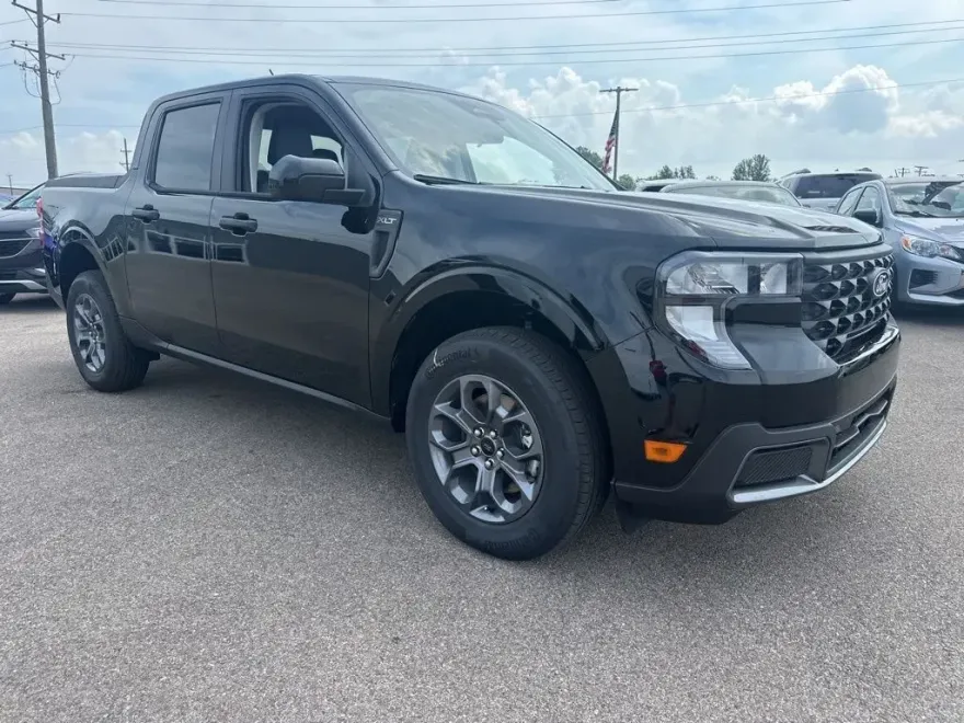 2025 Ford Maverick XLT photo 1