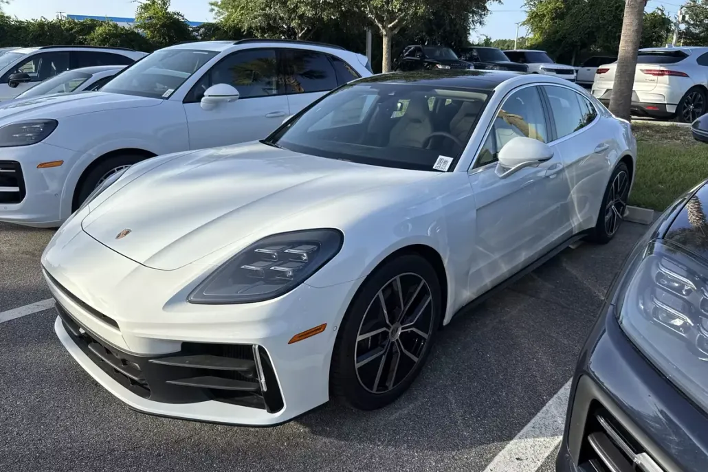 2025 Porsche Panamera 4 photo 1