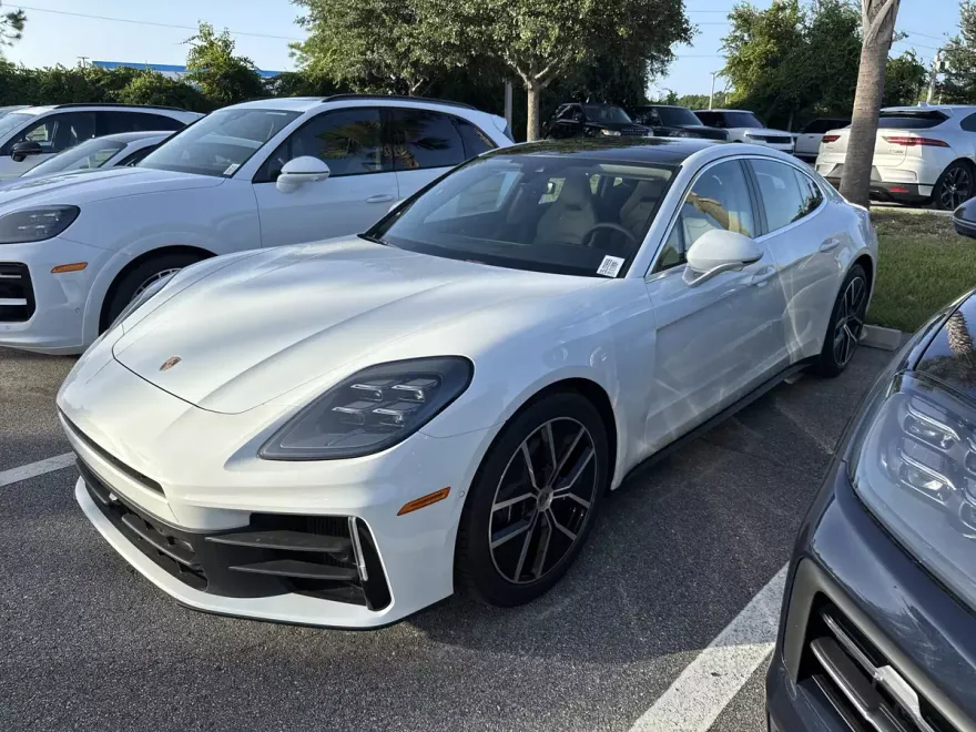 2025 Porsche Panamera 4 photo 1