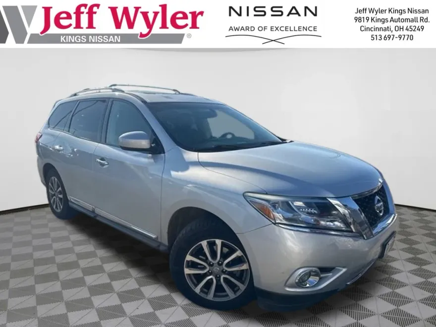 2016 Nissan Pathfinder SL photo 1