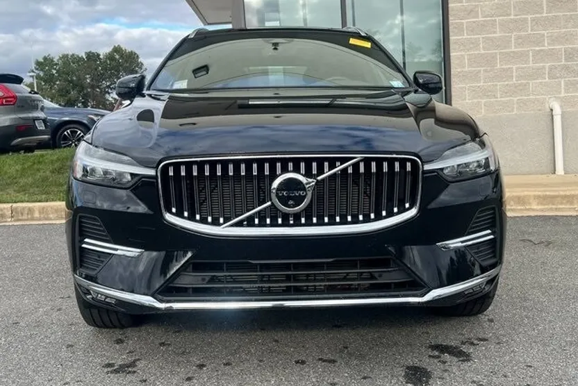 2023 Volvo XC60 B5 Plus photo 1
