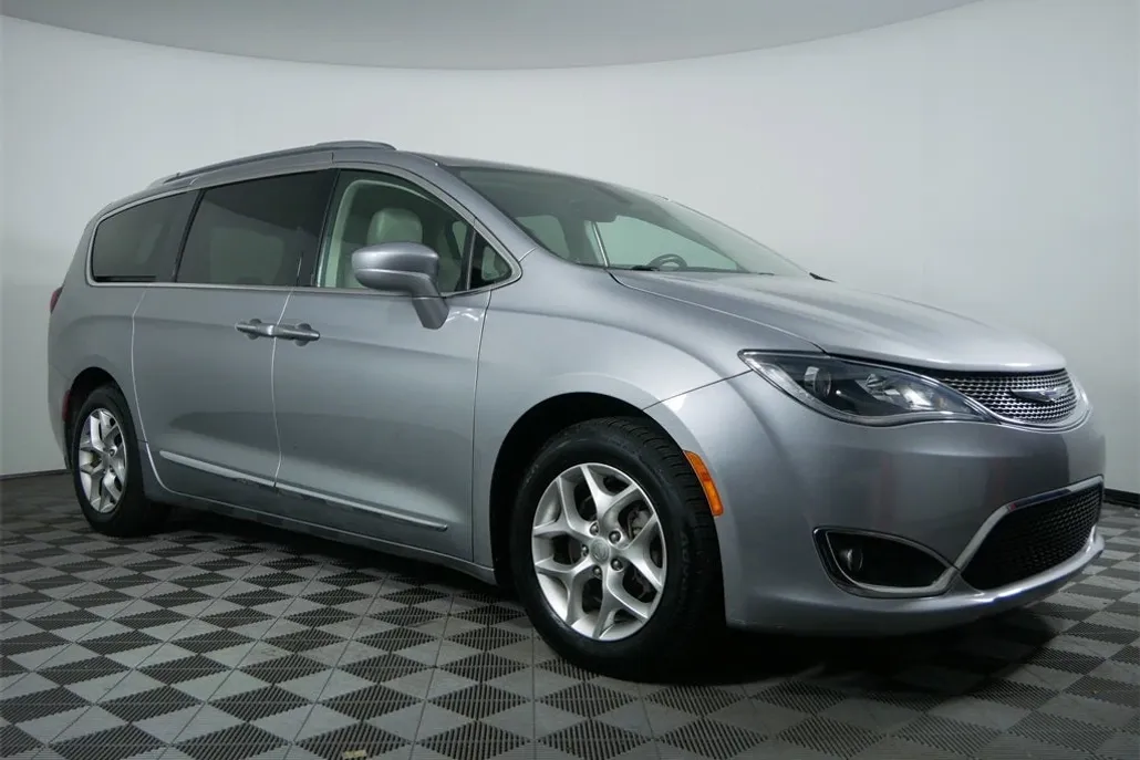 2019 Chrysler Pacifica Touring Plus photo 1