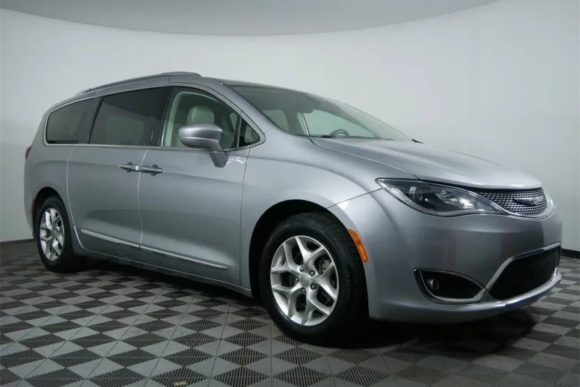 2019 Chrysler Pacifica Touring Plus photo 1