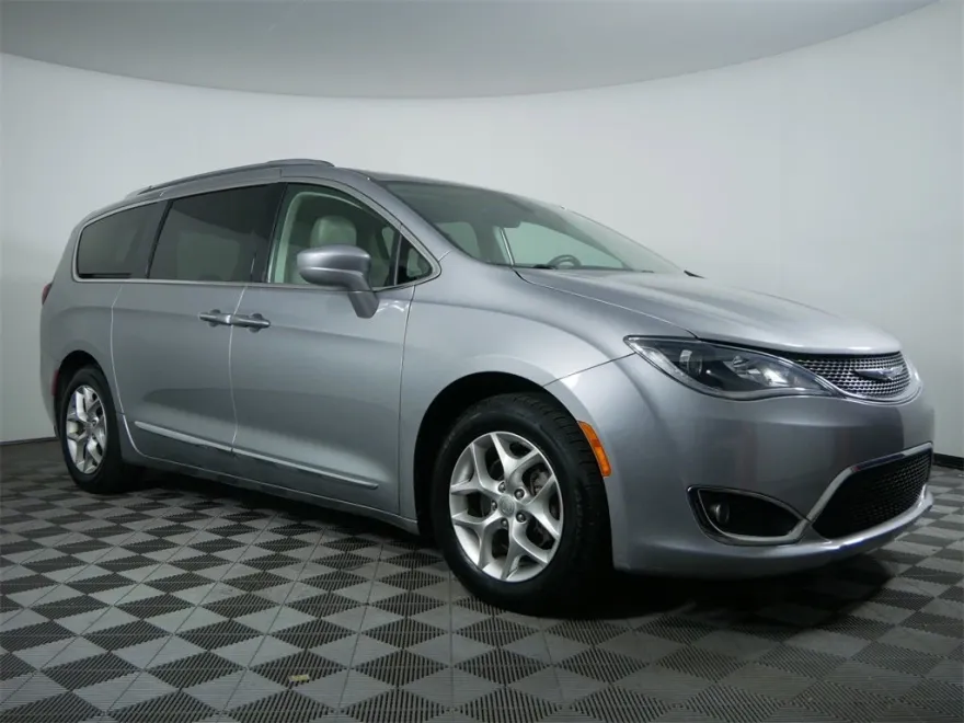 2019 Chrysler Pacifica Touring Plus photo 1