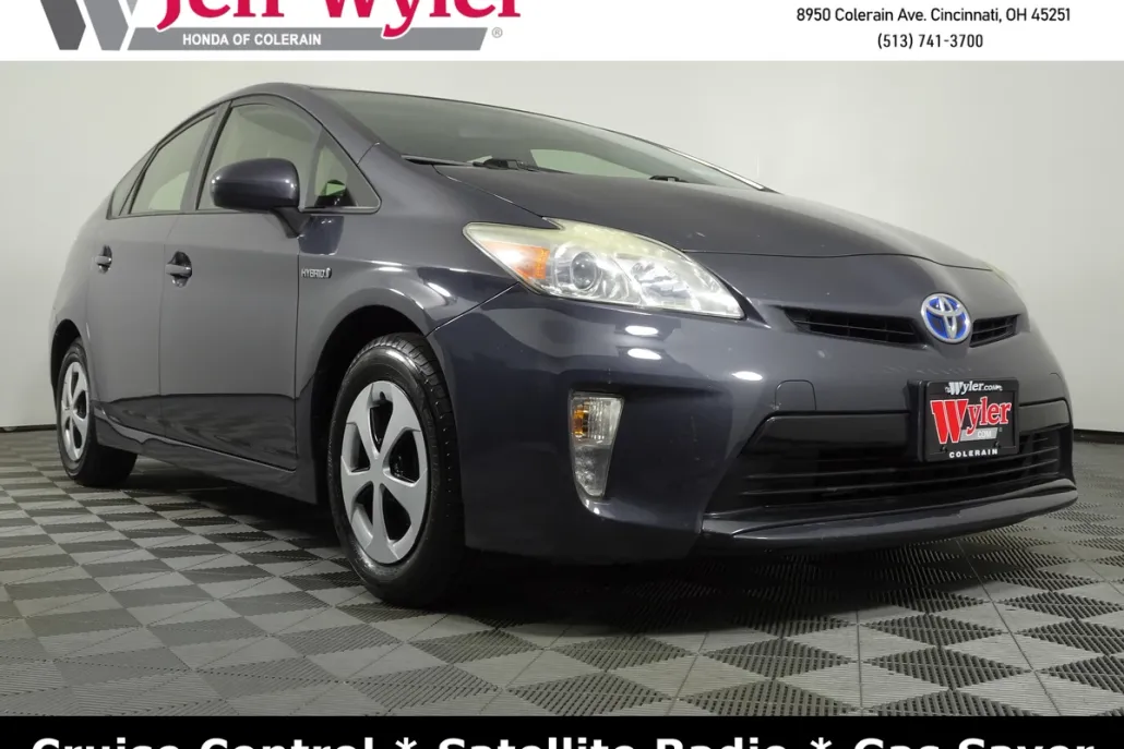 2013 Toyota Prius Three photo 1