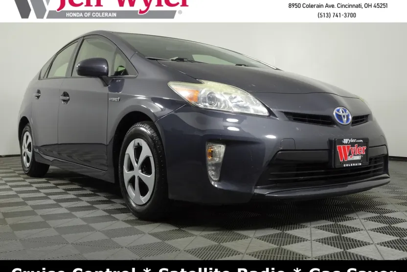2013 Toyota Prius Three photo 1