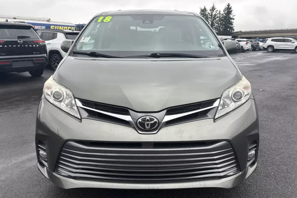 2018 Toyota Sienna XLE photo 1
