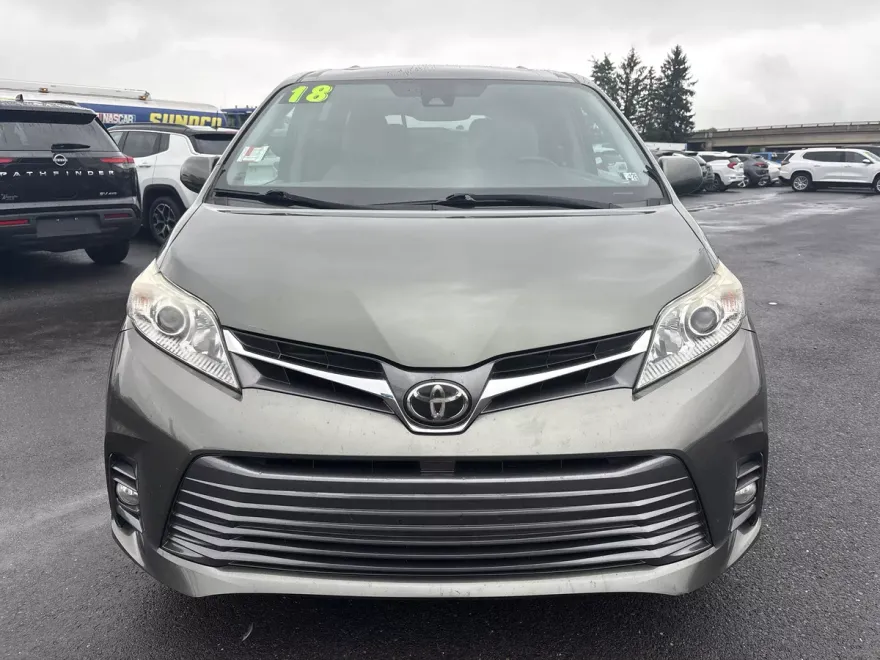 2018 Toyota Sienna XLE photo 1