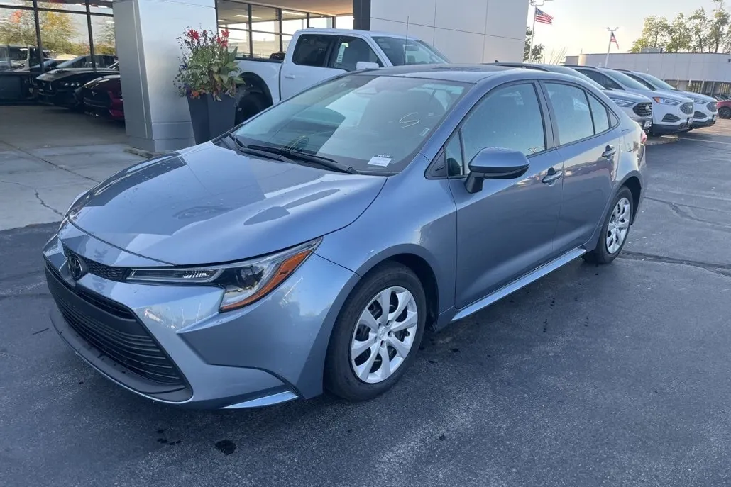 2024 Toyota Corolla LE photo 1