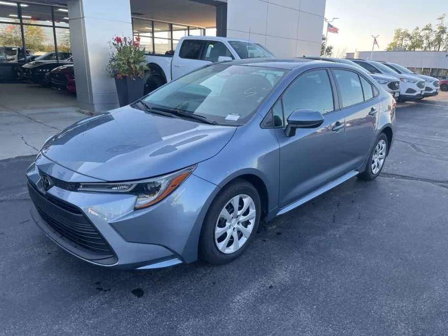 2024 Toyota Corolla LE photo 1